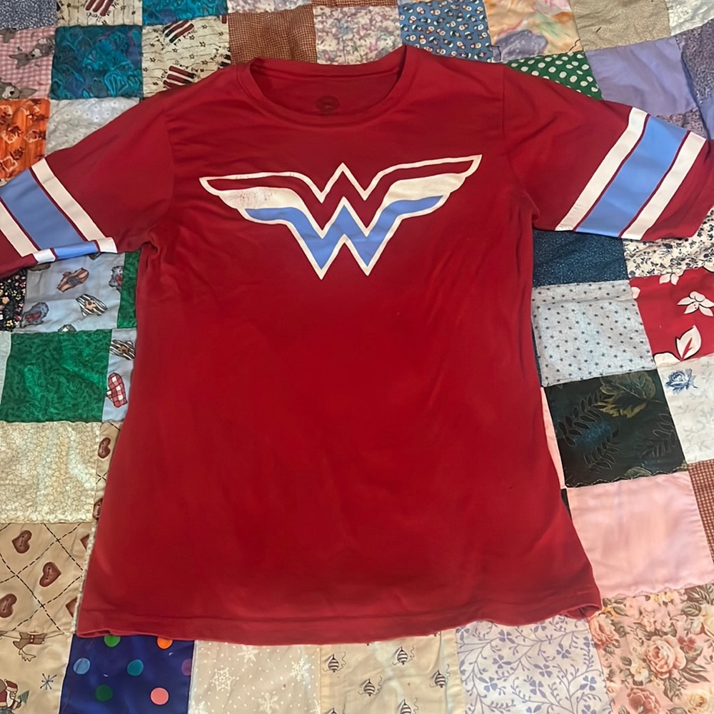 Womens Wonder Woman Tshirt size medium